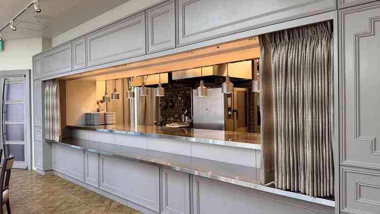 開放的なカウンターキッチンで、フランベの演出は是非取り入れたいオプションだと感じた。