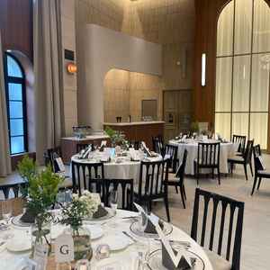 リニューアル後の披露宴会場の様子。大階段もあり、クラシカルな雰囲気でした。