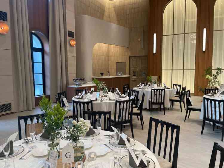 リニューアル後の披露宴会場の様子。大階段もあり、クラシカルな雰囲気でした。