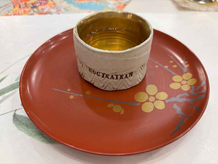 コースで1番はじめに出されるお出汁。ずっと飲んでいられるほど美味しかったです。