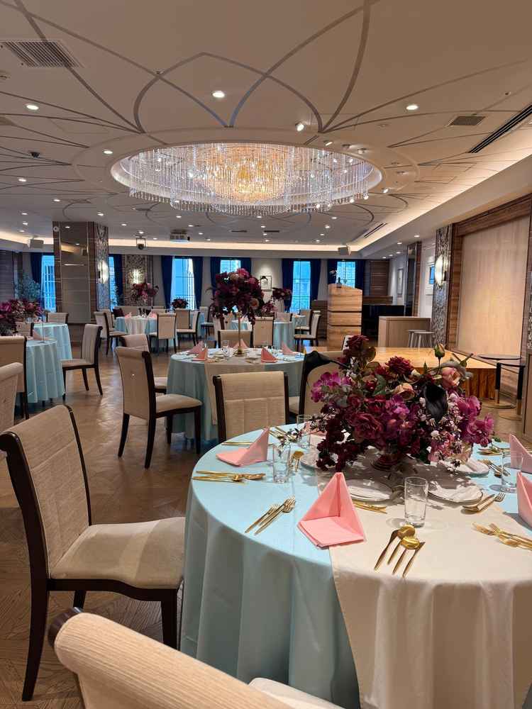 ラグジュアリーな披露宴会場