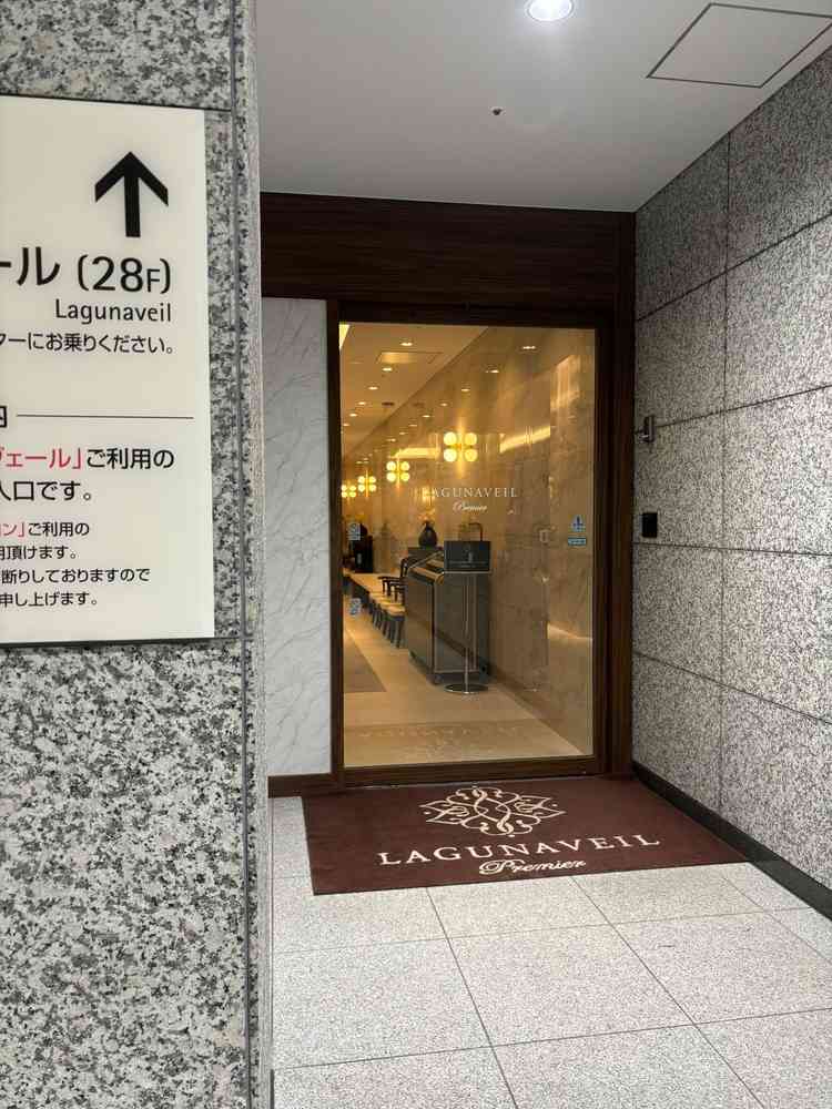 ロビーの中は静かで落ち着いた雰囲気で高級感がある。