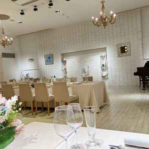 披露宴会場の全体感、白基調で綺麗