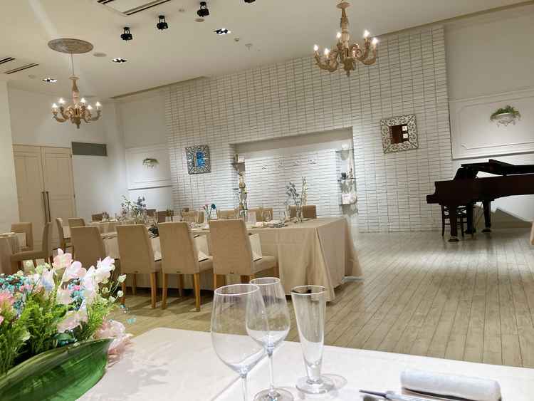 披露宴会場の全体感、白基調で綺麗