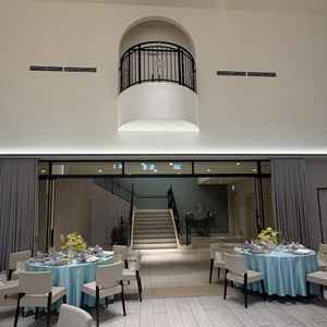 披露宴会場③。上に見えるバルコニーからの登場も可能とのことでした。