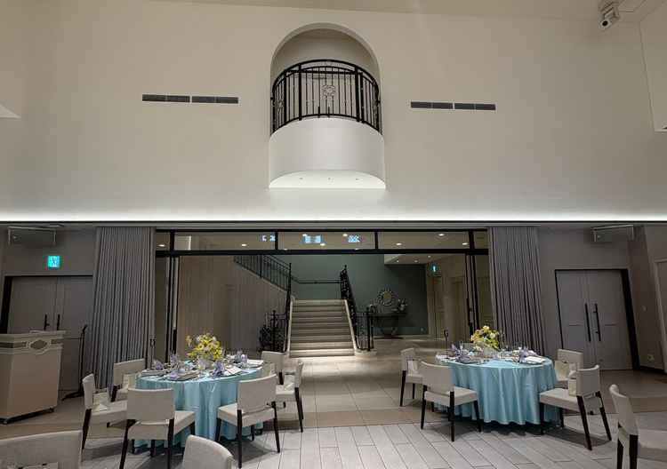 披露宴会場③。上に見えるバルコニーからの登場も可能とのことでした。