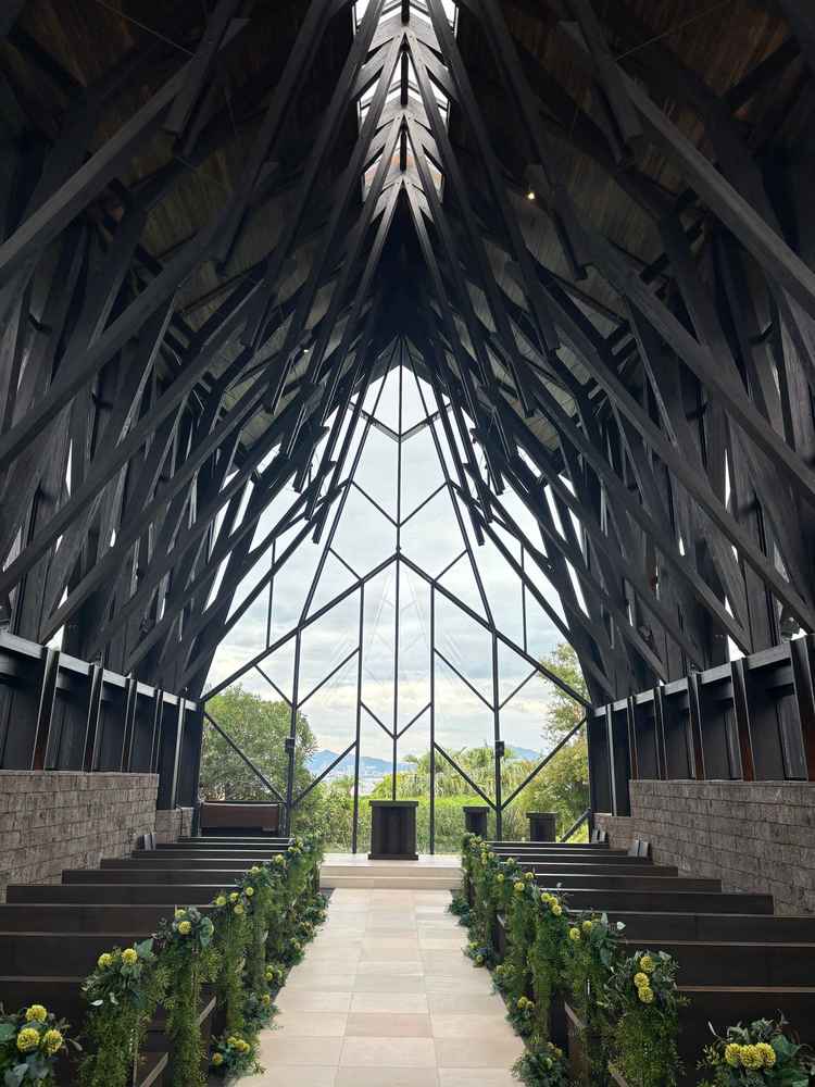 チャペル。ガーデンと森感があって落ち着く雰囲気。