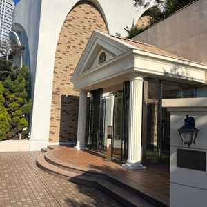 ブライダル専用の出入口もある様子。