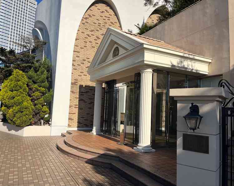 ブライダル専用の出入口もある様子。