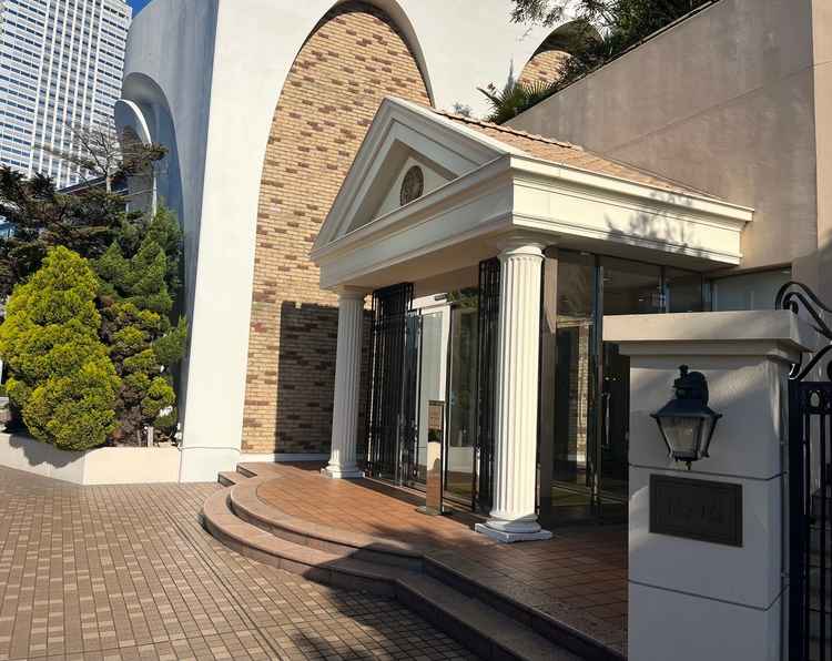 ブライダル専用の出入口もある様子。