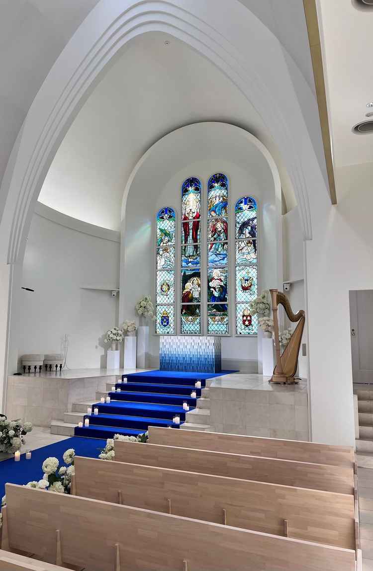 チャペル。想像通り、壮大でステンドグラスがある、おしゃれなチャペルだった。