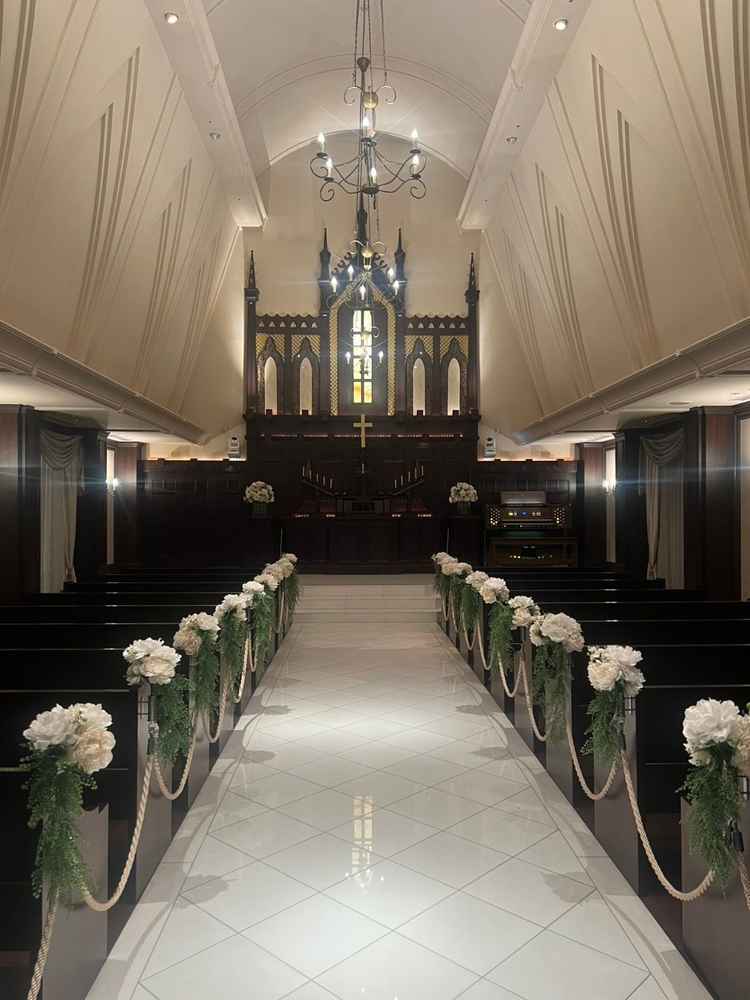 バージンロードを歩くと順番にライトがついていくところも素敵でした