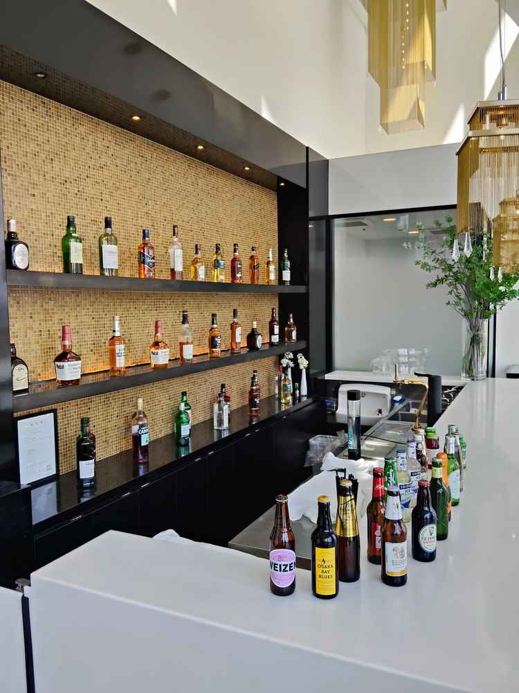 チャペルを出て階段を降りていった先のバーカウンター。いろいろ利用方法がありそう。