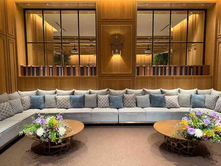 披露宴会場のなかにある大きなソファー。映えスポットとして最強です！