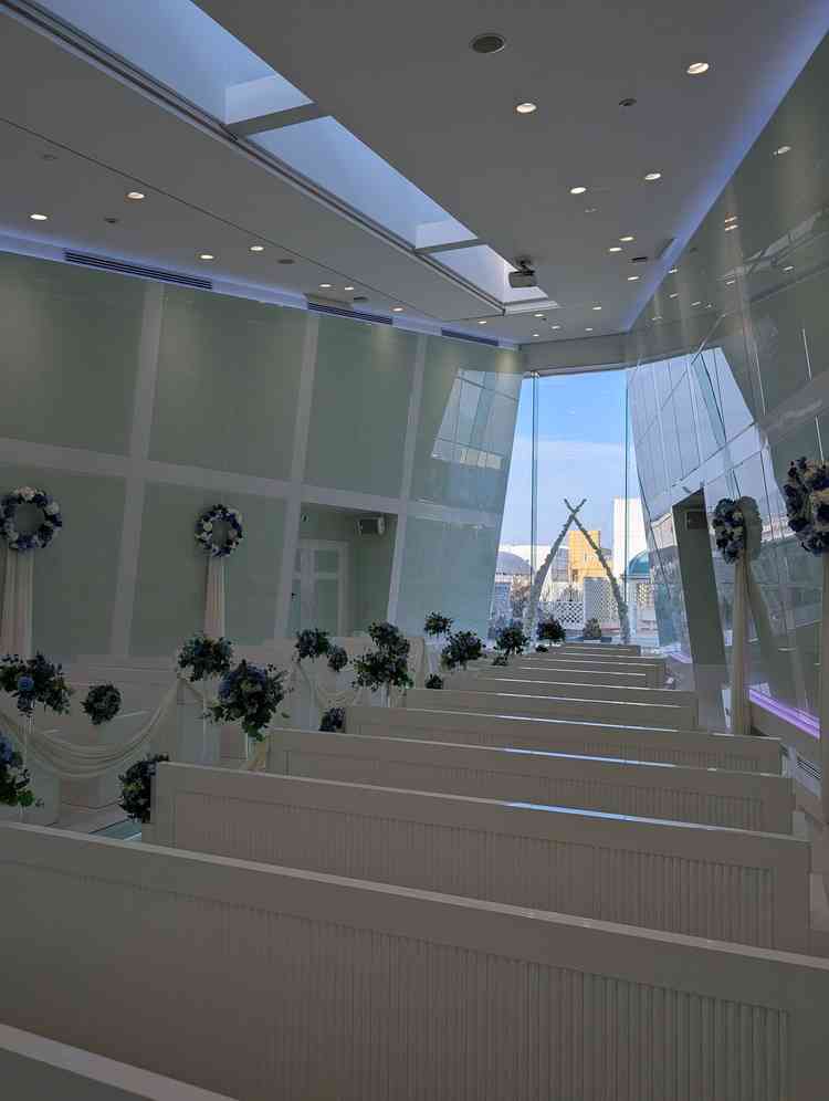 自然光を取り入れた式場