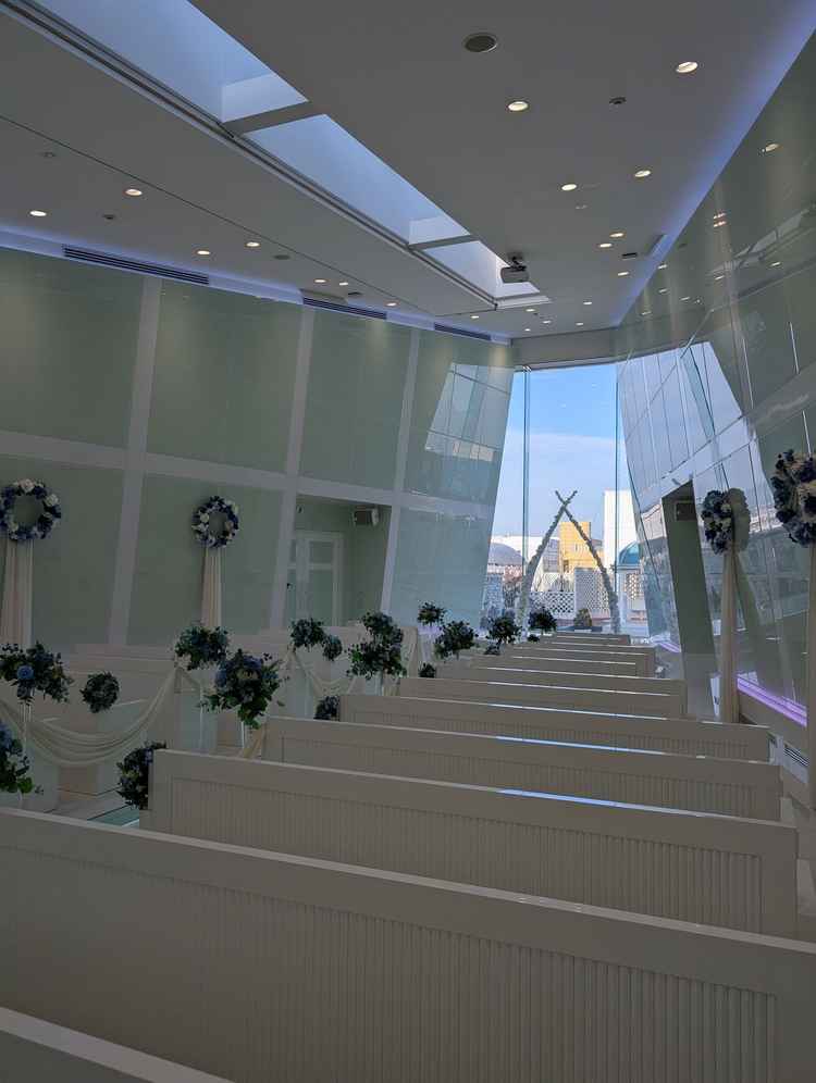 自然光を取り入れた式場