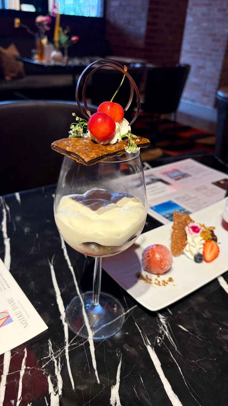 チェリーのパフェ。いままで食べたデザートの中でも上位に入るくらい美味しいパフェでした。