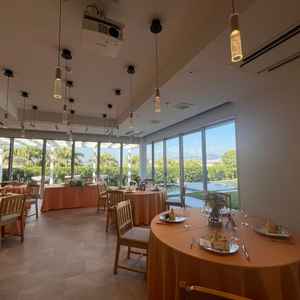 少人数向けの披露宴会場ですが、窓のおかげで狭さを感じにくいのが魅力です。