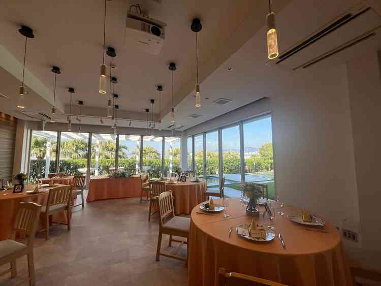 少人数向けの披露宴会場ですが、窓のおかげで狭さを感じにくいのが魅力です。