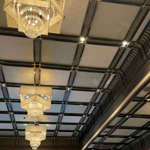 清雅の会場の天井、シャンデリアです。落ち着いた雰囲気もありつつ、厳かな豪華さがありました。