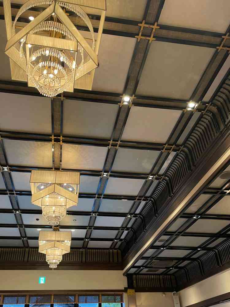 清雅の会場の天井、シャンデリアです。落ち着いた雰囲気もありつつ、厳かな豪華さがありました。