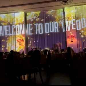 披露宴会場のプロジェクションマッピングの写真。見学中に実際に演出を見させていただきイメージが湧いた。