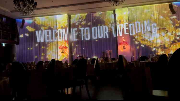 披露宴会場のプロジェクションマッピングの写真。見学中に実際に演出を見させていただきイメージが湧いた。