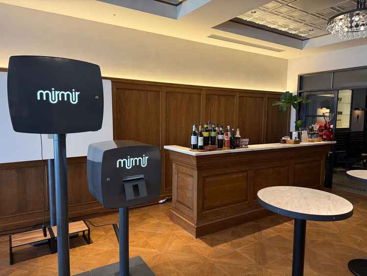 受付エリア（2025年内の挙式であれば、画像左側にある無償プリクラ機提供あり）