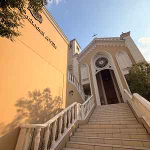 正面階段。高さのあるチャペルがいい雰囲気です。