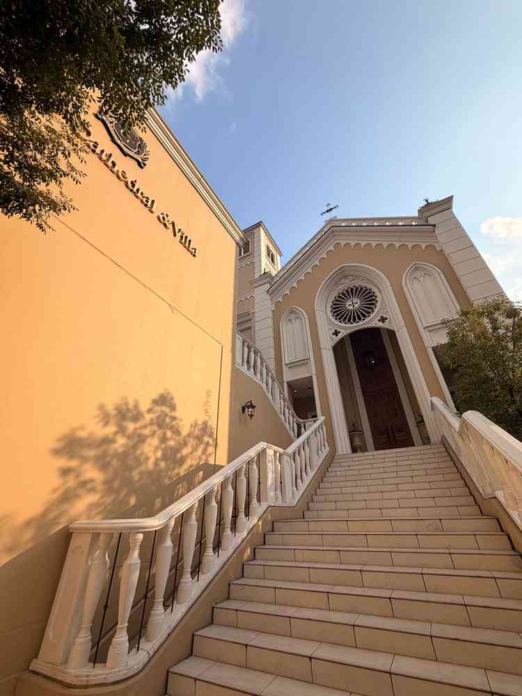 正面階段。高さのあるチャペルがいい雰囲気です。