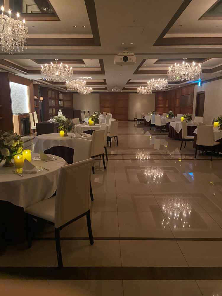 二つ目の披露宴会場。重厚感があり、演出により照明を落としてますが、大人の雰囲気がありました。