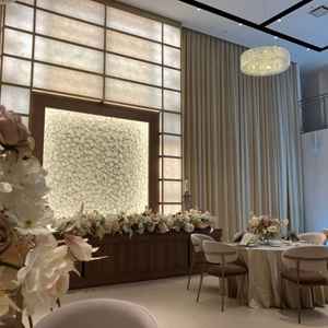 リニューアルオープンした披露宴Lumiere。階段もあり主役席の背景の装飾も豪華な空間。