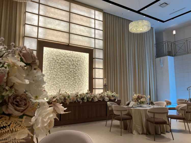 リニューアルオープンした披露宴Lumiere。階段もあり主役席の背景の装飾も豪華な空間。