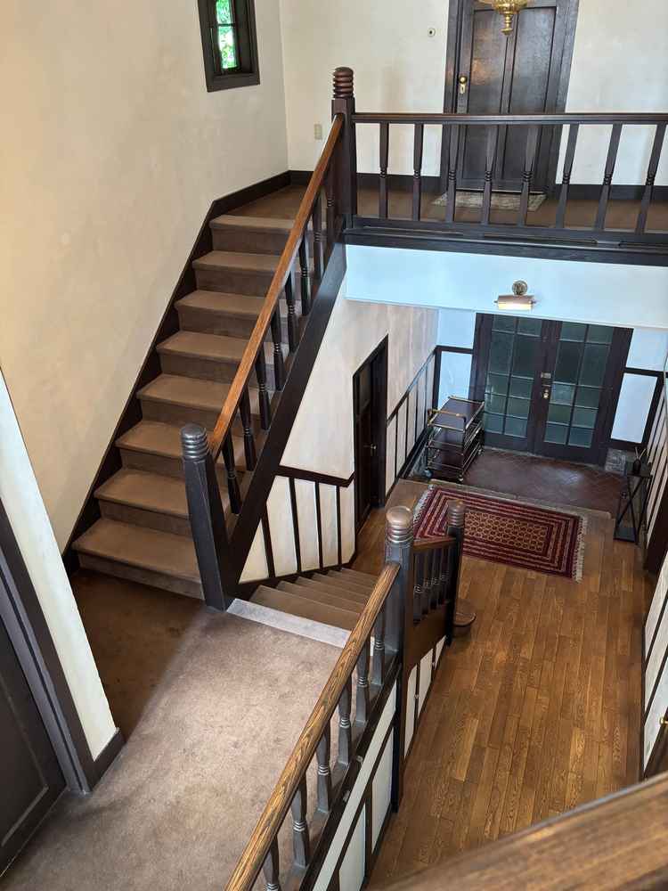 写真スポットの階段。館内は濃いブラウンの木目が映えてお写真な空間です。