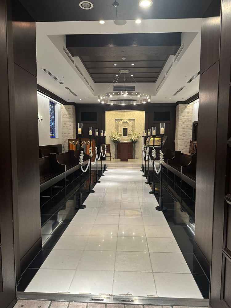 チャペルの写真。観覧席が向かい合わせになっており、見やすそう。