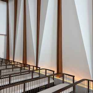 挙式会場の壁はシンプルながらもオシャレさがある。