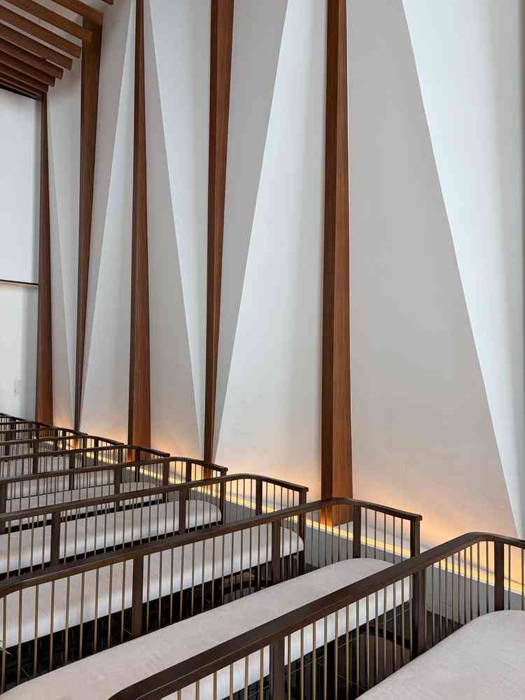 挙式会場の壁はシンプルながらもオシャレさがある。