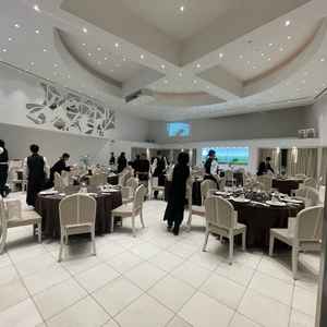 白基調の披露宴会場で可愛らしく、明るくて素敵な雰囲気だと感じました。