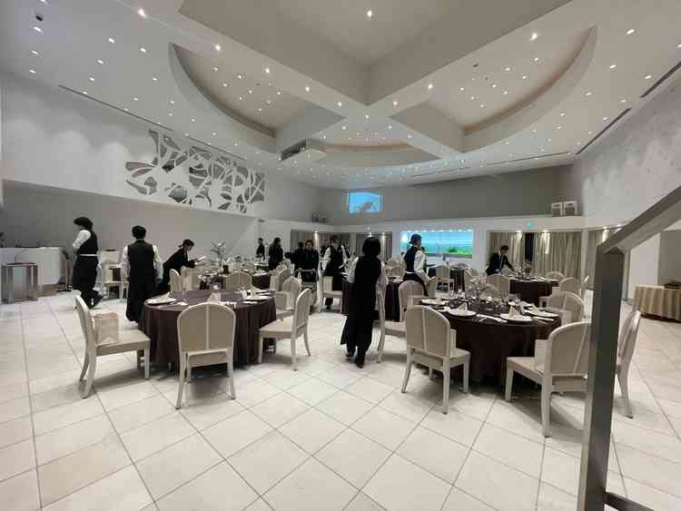 白基調の披露宴会場で可愛らしく、明るくて素敵な雰囲気だと感じました。