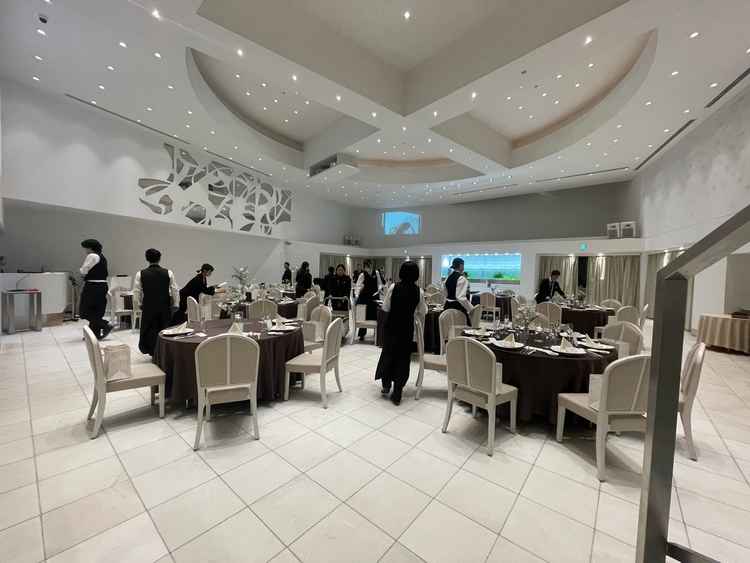 白基調の披露宴会場で可愛らしく、明るくて素敵な雰囲気だと感じました。