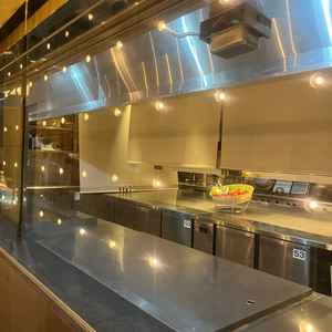 入口と会場を繋ぐオープンキッチン。演出のひとつになるとのことでした。