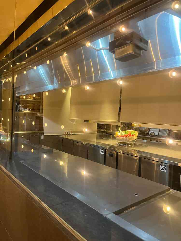 入口と会場を繋ぐオープンキッチン。演出のひとつになるとのことでした。