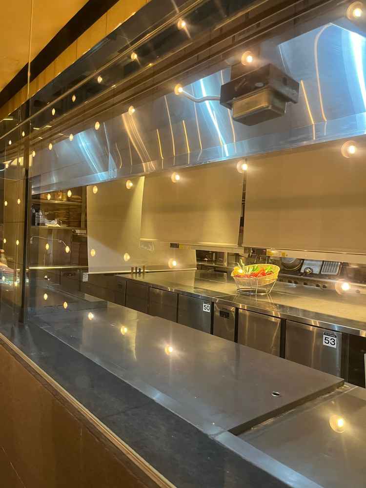 入口と会場を繋ぐオープンキッチン。演出のひとつになるとのことでした。