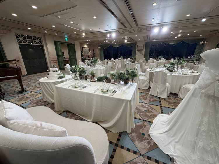 パラッツオという披露宴会場で自然光が入る景色の良い会場になります。