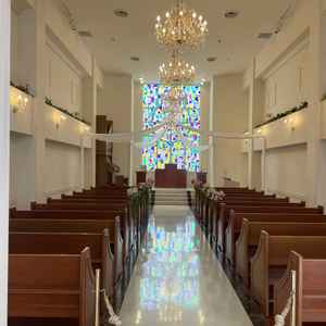 チャペルには大きなステンドグラスがあり、光が差し込むととても綺麗でした！