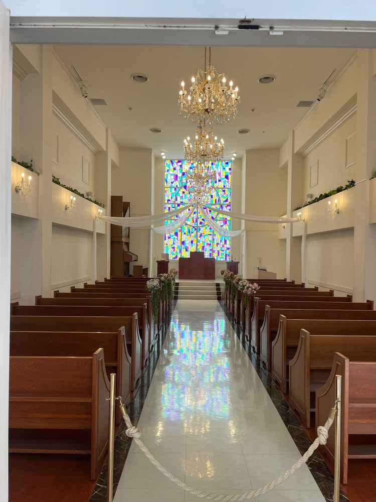 チャペルには大きなステンドグラスがあり、光が差し込むととても綺麗でした！