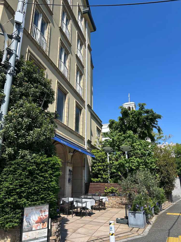 立地が素晴らしく、周囲におしゃれな店舗が並び、かつ電柱がないので写真映えがしやすいと思いました。