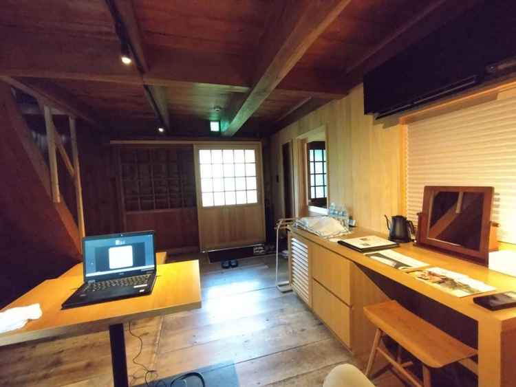 打ち合わせをする際に使用したお部屋 個室空間である 普段は宿泊施設としても使われており木の素敵な匂い