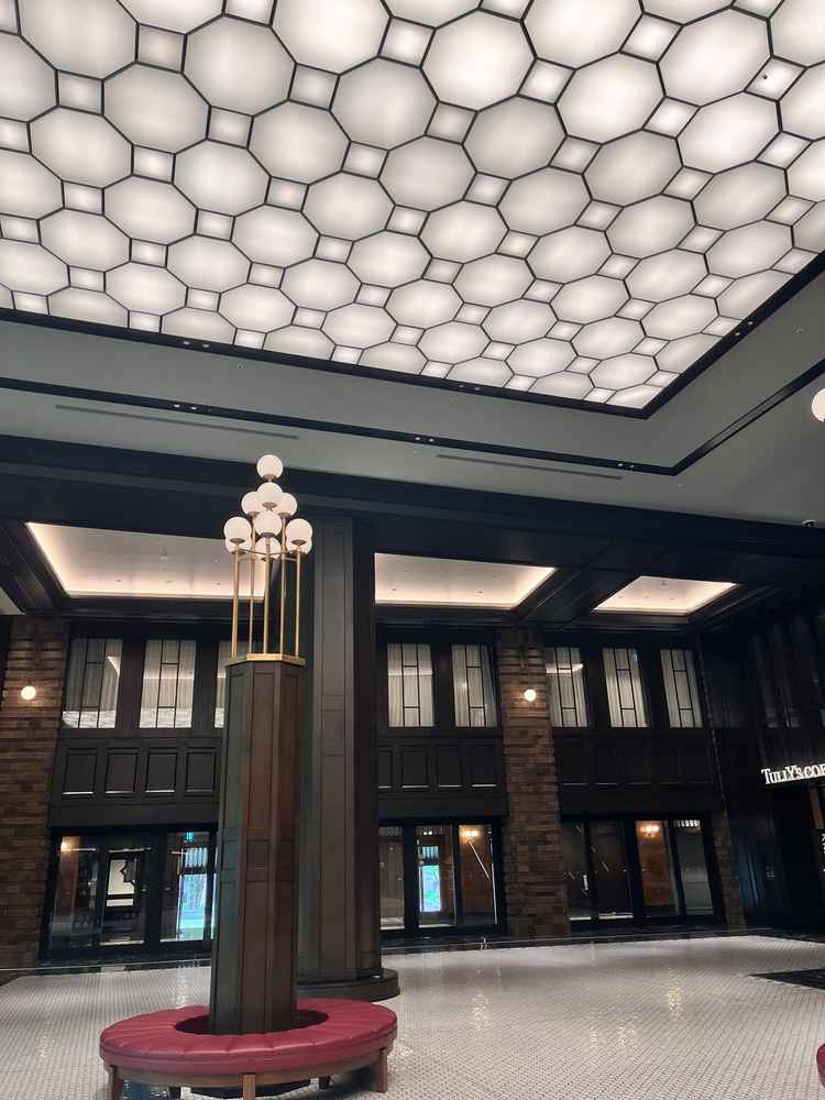 入ってすぐのこちらもエントランス？天井高くまさしくレトロモダンで写真が映えそう。