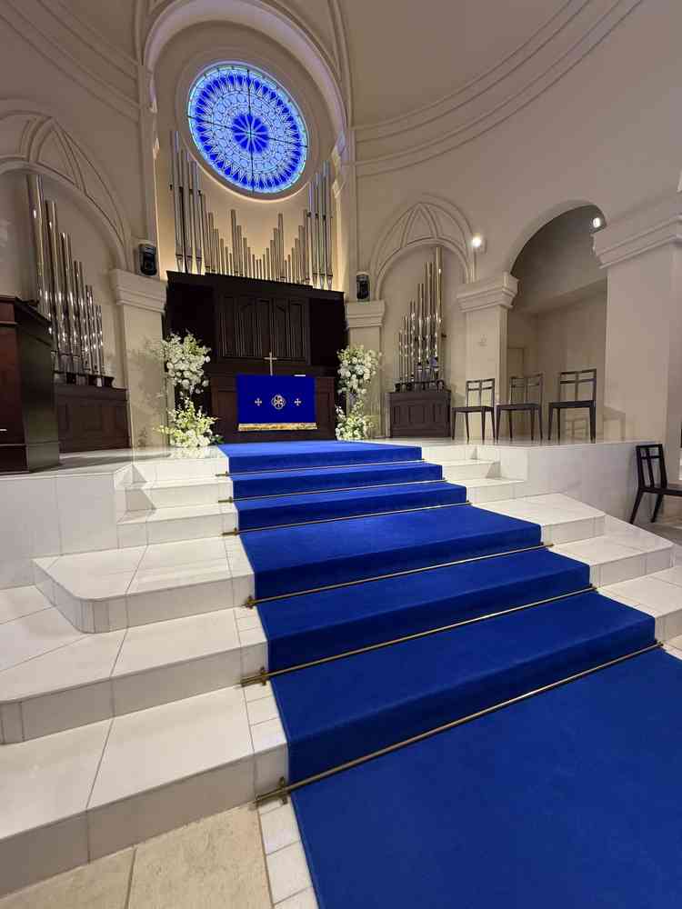 青も絨毯が写真映えし、階段が多いので後ろの席まで見えるのが印象的なチャペル